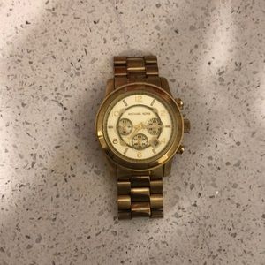 Go to unisex Michael Kors watch